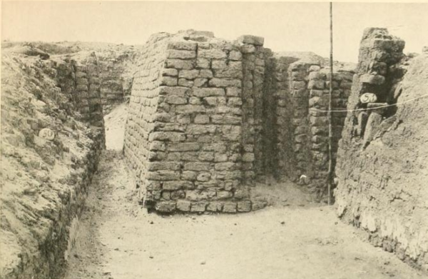 Offering recess in the eastern wall of a Third Dynasty mastaba at Reqaqnah (R 54), photo by John Garstang, public domain.