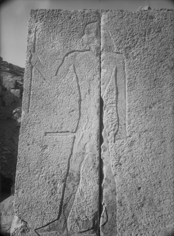 G 2088, sunk relief standing male figure on ashlars facing back of portico, north of doorway, looking west; since figure is oriented facing into chapel, it probably represents Pehenptah, son of Kakhent. Photo ID HUMFA_A8063A_NS, photo and description courtesy of the Giza Archives maintained by Harvard University and the Museum of Fine Arts Boston, online at Digital Giza.
