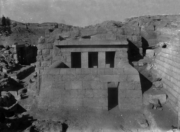 G 2100-II, looking west. Photo ID KHM_o_neg_nr_0662, photo and description courtesy of the Giza Archives maintained by Harvard University and the Museum of Fine Arts Boston, online at Digital Giza.